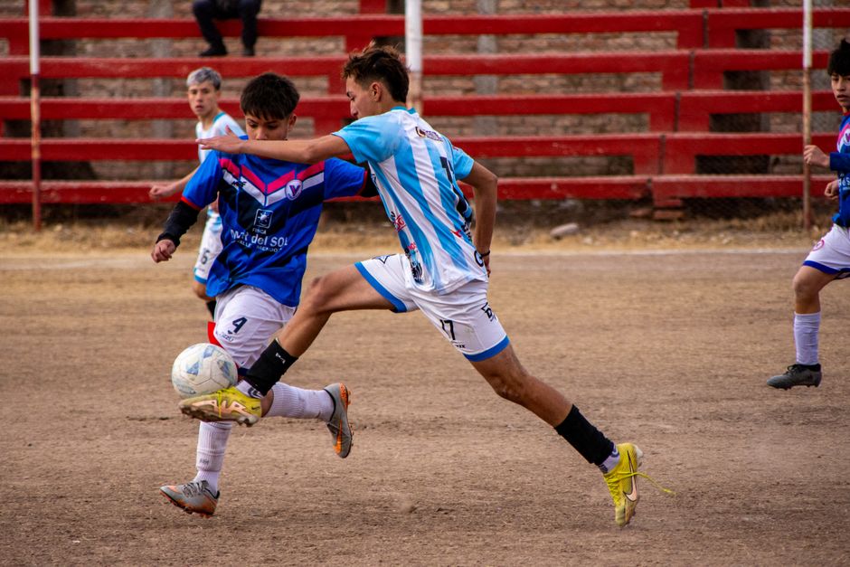 吴艳妮摘得全国田径冠军赛女子100米栏金牌,莫家蝶摔倒